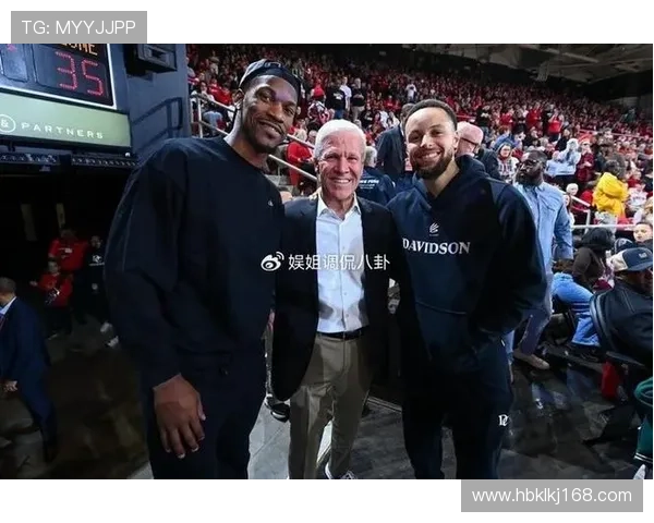 老队友重聚李凯尔赛后与库里追梦小佩顿温情互动展现深厚情谊